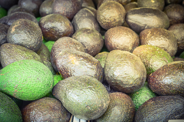 Un mucchio di avocado maturi e verdi al mercato agricolo di Puyallup, Washington, USA
 - Foto, immagini