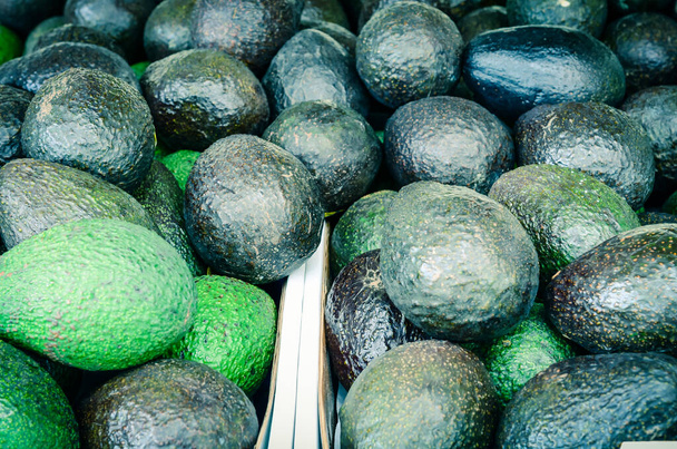 Kupa dojrzałych i zielonych awokado na targu rolniczym w Puyallup, Waszyngton, USA - Zdjęcie, obraz