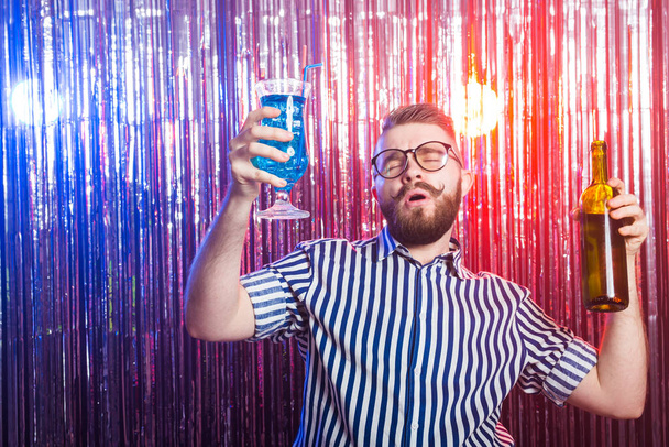 Alkoholizmus, szórakozás és bolond koncepció - Részeg őrült srác egy night clubban. - Fotó, kép