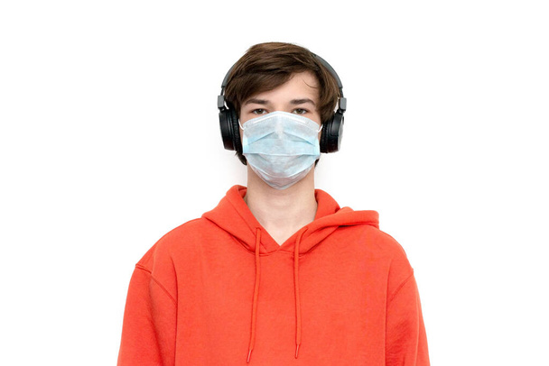 adolescente a casa formazione in una maschera medica e con uno zaino isolato durante il coronovirus. Ricevuto. colore lilla
 - Foto, immagini