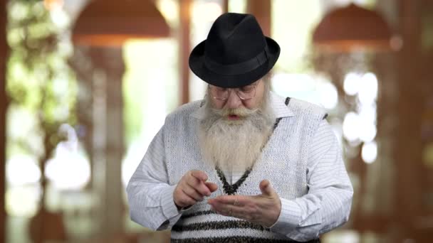 Vecchio uomo barbuto utilizzando calcolatrice immaginaria
. - Filmati, video