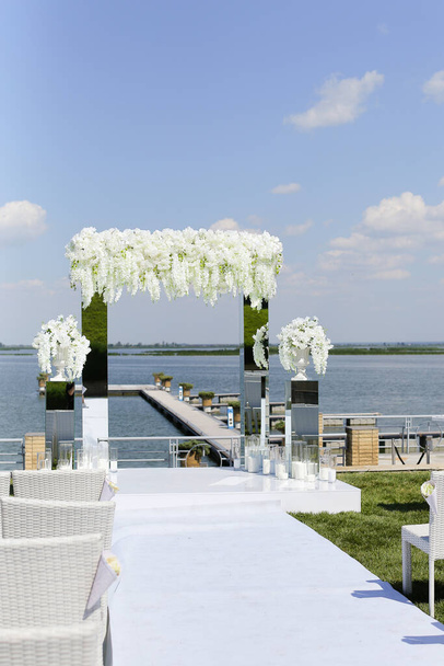 Altar de boda increíble blanco con lago en el fondo
. - Foto, imagen