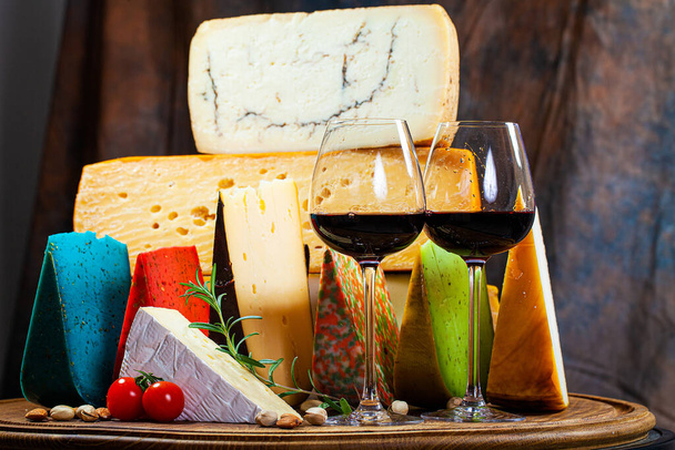 Diferentes tipos de queso en la mesa de la cocina - Foto, imagen
