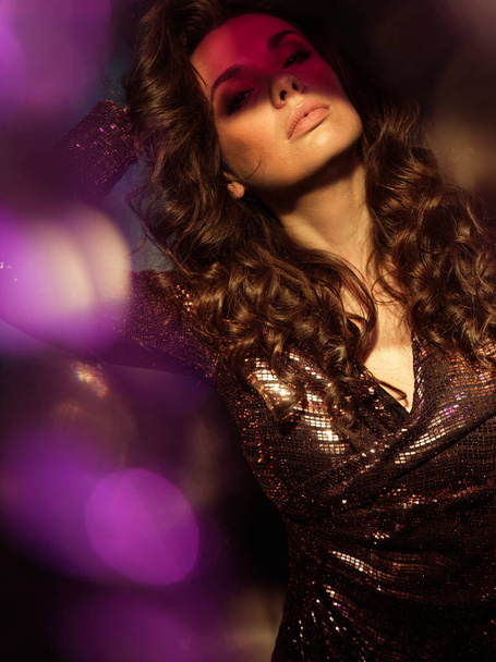 Closeup portrait of a pretty young woman posing in the nightclub - Foto, imagen