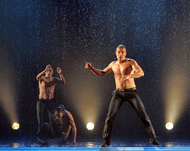 Male dancers in the rain - 写真・画像