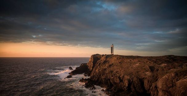 A beautiful shot of Meiras Lighthouse in the coast of Valdovino, Galicia, Spain - Foto, afbeelding