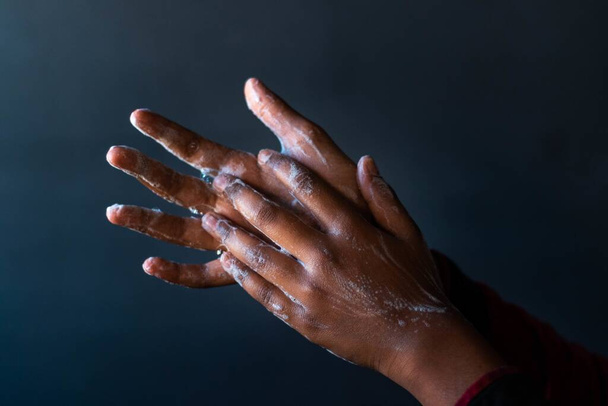 Koronavirüs salgını sırasında ellerini yıkamanın önemi olan sabunlu ellerin yakın plan çekimi. - Fotoğraf, Görsel