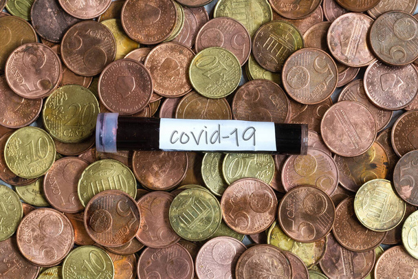 Koronavírus vérminta az euroérméken, Covid-19 vírus teszt, üzleti koncepció - Fotó, kép