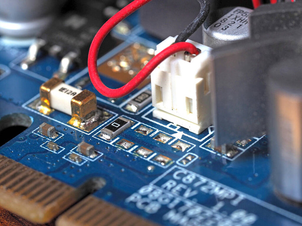 Низькокутний зблизька чип відеокарти показує Board і конденсатори - Фото, зображення