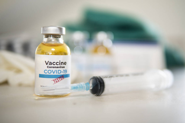 Impfung und Spritze. Es wird zur Vorbeugung, Immunisierung und Behandlung von Coronavirus-Infektionen eingesetzt (neuartige Coronavirus-Krankheit 2019, COVID-19, nCoV 2019). Infektiöses Konzept der Medizin. - Foto, Bild