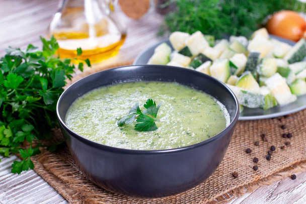 Zupa z cukinii w misce. Dietetyczny posiłek wegetariański - Zdjęcie, obraz