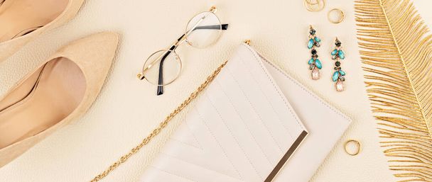 Flat lay met vrouw mode-accessoires in beige kleuren. Mode blog, zomer stijl, winkelen en trends concept. Banner - Foto, afbeelding