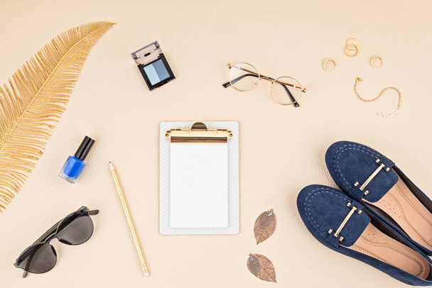 Flat lay met vrouw mode accessoires in beige en blauwe kleuren. Mode blog, zomer stijl, winkelen en trends concept - Foto, afbeelding