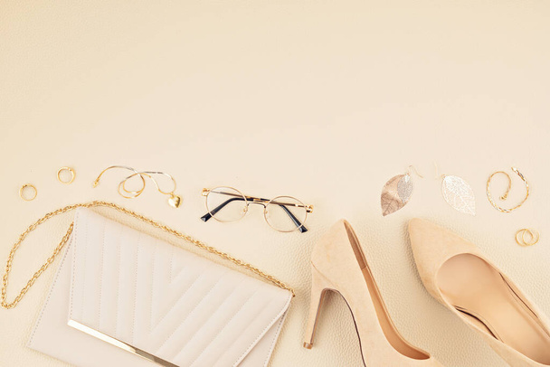 Puesta plana con accesorios de moda de mujer en colores beige. Blog de moda, estilo de verano, compras y el concepto de tendencias
 - Foto, Imagen