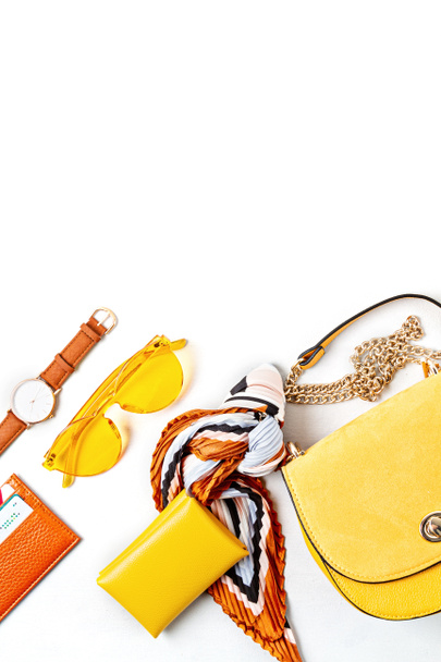 Puesta plana con accesorios de moda mujer en colores amarillos. Moda, blog de belleza en línea, estilo de verano, compras y el concepto de tendencias
 - Foto, imagen