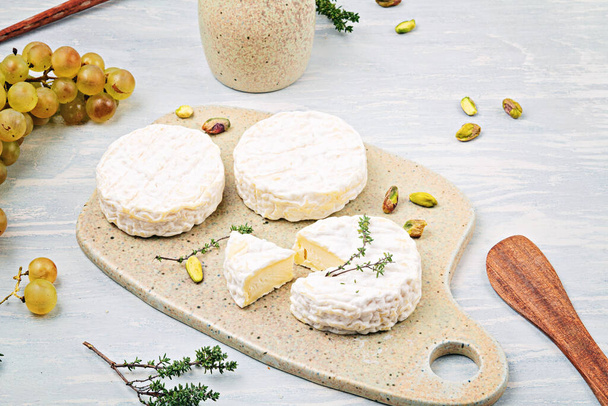 ビュッフェパーティーのためのヤギのチーズとブドウ。伝統的なフランス語またはイタリア語全体が平らなレイアウト。トップ表示 - 写真・画像