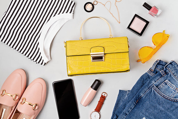 Flat lay met vrouw mode-accessoires in gele kleuren. Mode, online beauty blog, zomer stijl, winkelen en trends concept - Foto, afbeelding