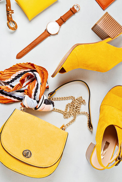 Flat lay met vrouw mode-accessoires in gele kleuren. Mode, online beauty blog, zomer stijl, winkelen en trends concept - Foto, afbeelding