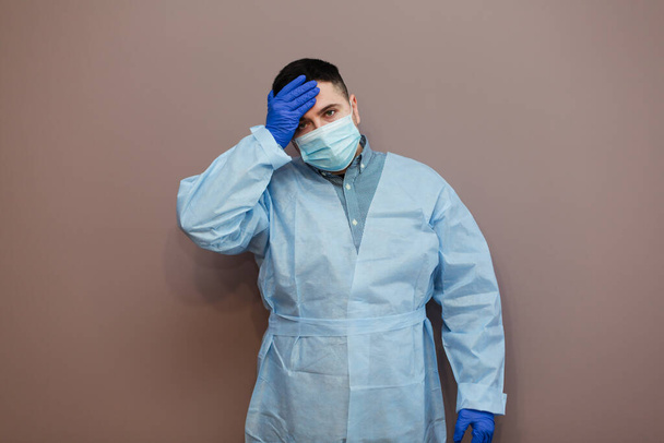 Covid-19 virus doctor wearing surgical mask to protect against Coronavirus virus and pandemic. - Foto, afbeelding