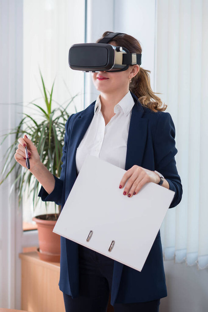 Occhiali donna in realtà virtuale per lavorare da remoto e virtualizzare l'ufficio per il business futuro
 - Foto, immagini