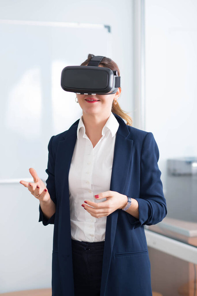 Occhiali donna in realtà virtuale per lavorare da remoto e virtualizzare l'ufficio per il business futuro
 - Foto, immagini
