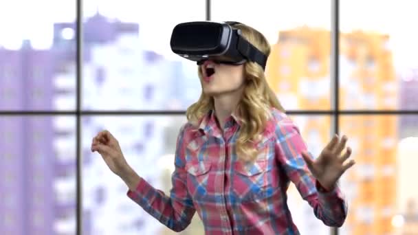Podekscytowana młoda dziewczyna z zestawem słuchawkowym VR. - Materiał filmowy, wideo