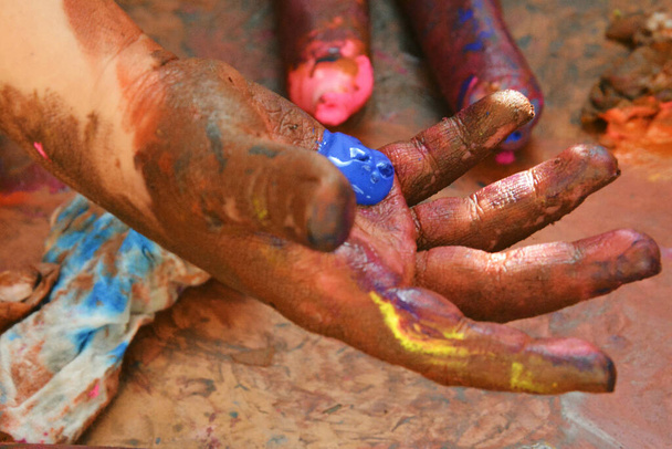 Mani di un bambino in vernice che gioca sul sole nel tempo di isolamento sfondo
.  - Foto, immagini
