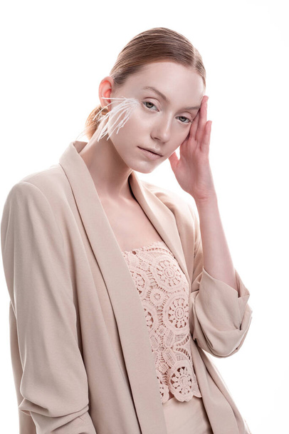 Mladá žena trpící depresí s nervovým zhroucením drží hlavu, migréna, chronické svařování, izolované pozadí, kopírovací prostor. - Fotografie, Obrázek