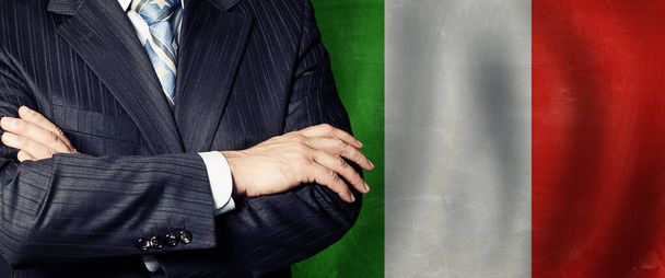 Az olasz lobogó alatt közlekedő politikus keresztbe tett karjai - Fotó, kép