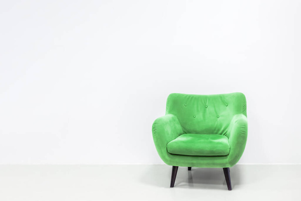 Ελάχιστη έννοια της διαβίωσης εσωτερικό με φωτεινό πράσινο πολυθρόνα σε λευκό δάπεδο και φόντο. Διακόσμηση τοίχου Σκανδιναβικού στυλ. - Φωτογραφία, εικόνα