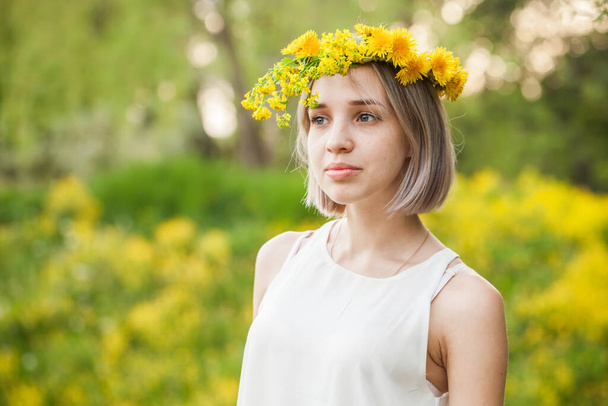 Весняна дівчина в кульбабах квіти коронують на відкритому повітрі
 - Фото, зображення