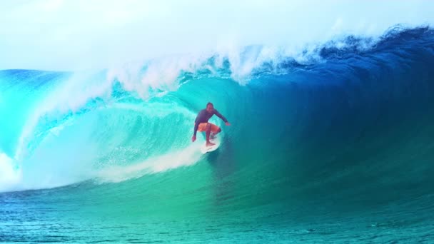 SLOW MOTION: Extreme surfboarder rijdt op een spectaculaire vloedgolf nabij Tahiti. - Video