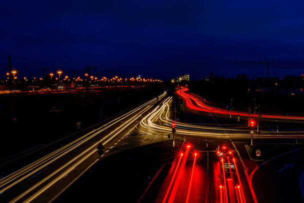 ドイツの夜の街の道路車からぼやけた光のトラック2020 - 写真・画像
