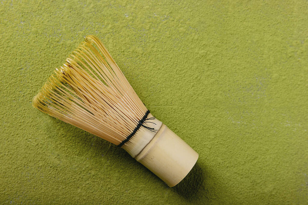 Matcha teetä taustat: matcha teetä bambu vispilä. Top View Kopioi tilaa
 - Valokuva, kuva