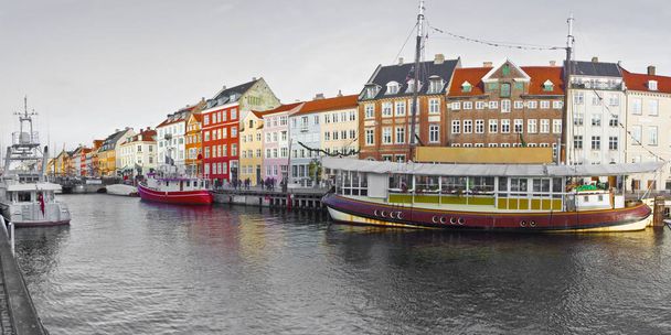 Panoramisch uitzicht op de stad Nyhavn tijdens de kerstvakantie met kerstversiering. In het Deens betekent het "nieuwe haven" en het is een van de meest beroemde bezienswaardigheid in Kopenhagen (Europa - Denemarken) - toned Image - Foto, afbeelding
