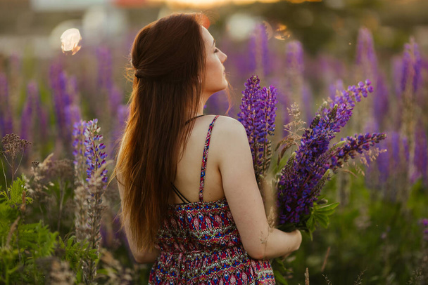 Zenci elbiseli bir kız. Elinde çiçekleri tutuyor.. - Fotoğraf, Görsel