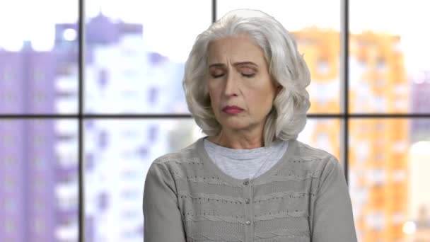 Portret van verdrietig gefrustreerd oud vrouwtje. - Video