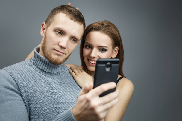 Guy en meisje nemen foto 's van zichzelf - Foto, afbeelding