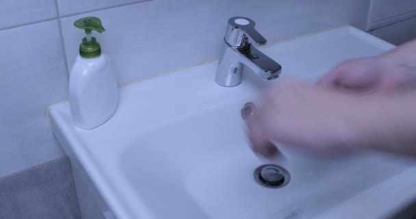 Homem lavando as mãos na casa de banho em casa. pandemia de COVID-19 de 2020
 - Filmagem, Vídeo