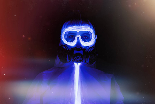 Médico en ropa de protección en rayos UV sobre fondo oscuro
 - Foto, Imagen