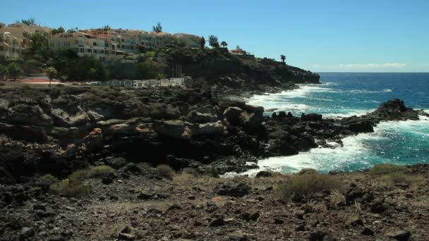 Casas de lujo con vistas al mar en el distrito Callao Salvaje. Adeje, isla de Tenerife. Este barrio es famoso por muchos turistas vienen aquí para pasar sus vacaciones y alquilar y comprar una propiedad
. - Metraje, vídeo
