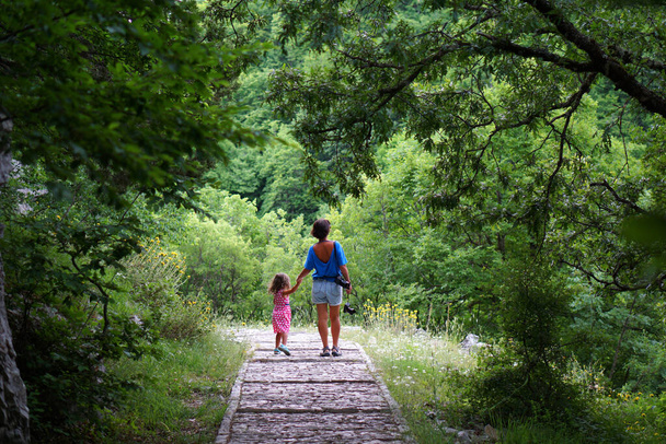 mamá y su hija de vacaciones en el parque nacional Vikos-Aoos en Epiro, Grecia
 - Foto, imagen