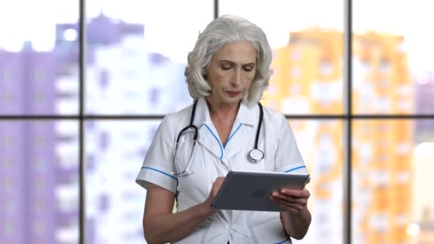 Medico femminile anziano problematico con tablet pc
. - Filmati, video