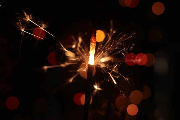 Ünnepi csillagszóró és sok szikra makró fotó bokeh háttér Karácsony és újév - Fotó, kép