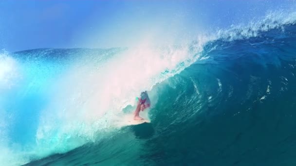 SLOW MOTION: Mladý surfař si užívá léta surfováním velké smaragdové vlny. - Záběry, video