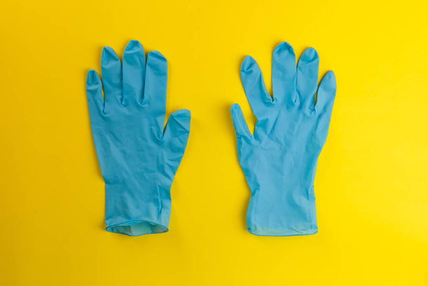 Προστατευτική μάσκα και γάντια σε κίτρινο φόντο. Νέος κορωναϊός 2019-nCoV. Η επιγραφή Σταματήστε Coronavirus. - Φωτογραφία, εικόνα