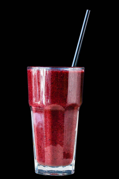 Roter Beeren-Smoothie in einem großen Glas auf schwarzem Hintergrund, isoliert - Foto, Bild