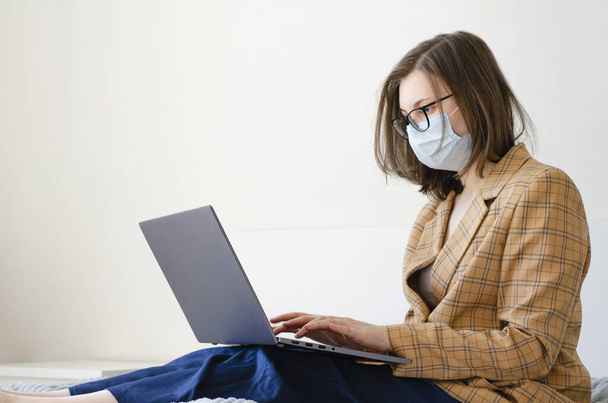 Coronavirus. Quarantine. Business lady solves work issues remotely. Virus protection. Coronavirus pandemic in the world. - Фото, зображення