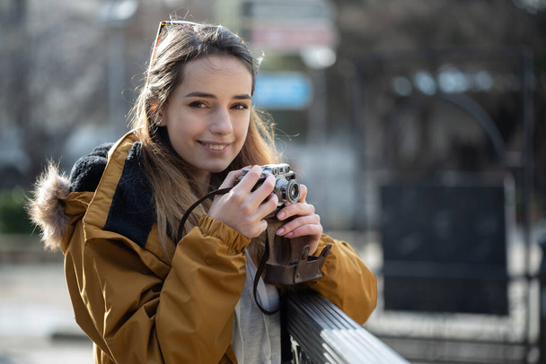 Фото молодої туристичної дівчини, що досліджує вулиці Баку. Муді фотографії дівчини-підлітка, що відвідує старе місто і фотографує місто.. - Фото, зображення