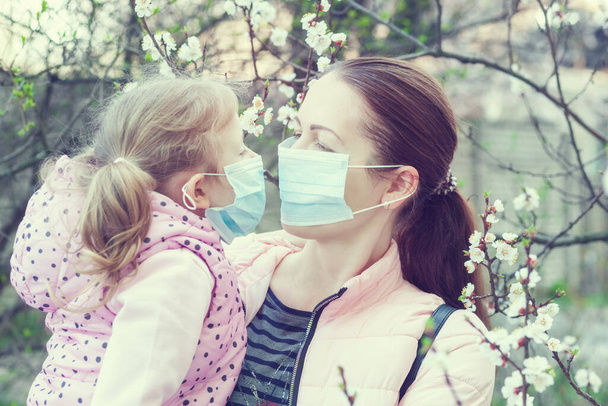 Dcera a matka nosí na ulici masky. Pandemický virus - Fotografie, Obrázek